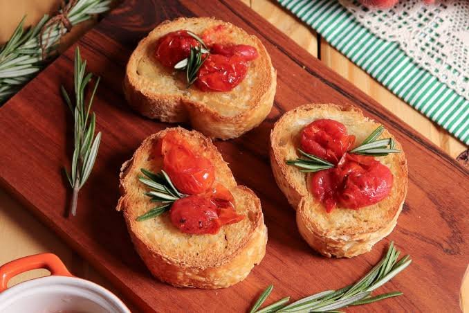 Pão frânces torrado com azeite e tomate confit