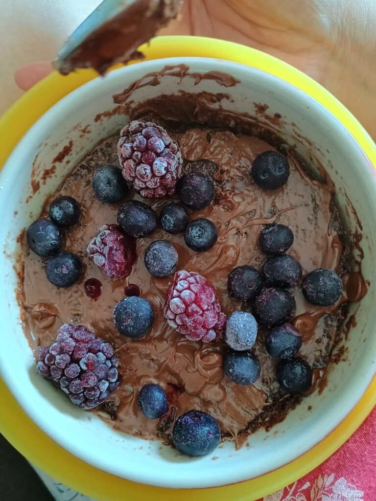 Bolinho de microondas de chocolate com frutas vermelhas