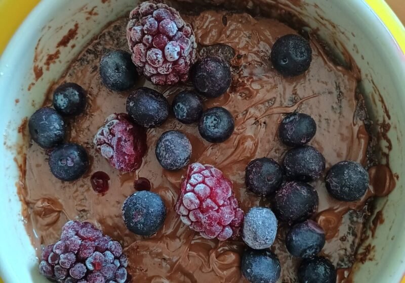 Bolinho de microondas de chocolate com frutas vermelhas